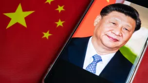 Photographie de Xi Jinping devant le drapeau de la République populaire de Chine. ©Riccardo Milani / Hans Lucas