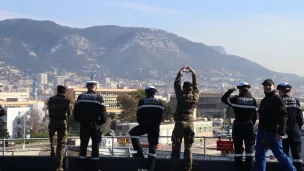 Depuis le pont d'envol les militaires font des signes à leur famille sur le quai. (c) Stéphanie Parreaux