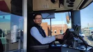 Le Choletais Romuald Poupard, 28 ans, est le premier conducteur de bus sourd en France ©RCF Anjou