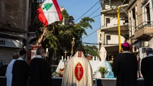 Dix jours après les explosions dévastatrices au port de Beyrouth, une messe est célébrée devant l'église maronite Saint-Michel endommagée, le 14/08/2020 ©Karim Daher / Hans Lucas