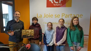 Remi Gandrille et les collégiens de Franc-Rosier dans les studios de RCF Puy-de-Dôme