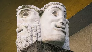 sculptures de masques de théâtre à Salzbourg - © Free Walking Tour Salzburg via Unsplash