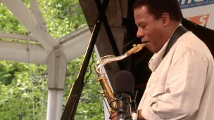 Wayne Shorter en concert au Paris Jazz Festival en 2003. © Wikipedia.