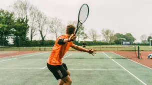 Selon Jeu Set et Job, 20% des participants ont pu trouver un emploi après un job dating autour du tennis. Photo de <a href="https://unsplash.com/@chinorocha?utm_source=unsplash&utm_medium=referral&utm_content=creditCopyText">Chino Rocha</a> sur <a href="https://unsplash.com/fr/photos/2FKTyJqfWX8?utm_source=unsplash&utm_medium=referral&utm_content=creditCopyText">Unsplash</a>   