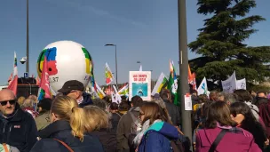 Le cortège a traversé le Pont Wilson sous le soleil. ©LR