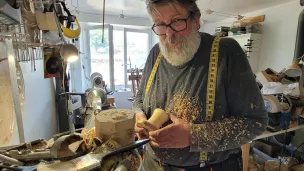 Sylvain Charpentier dans son atelier à Solignac sur Loire © Martin Obadia 