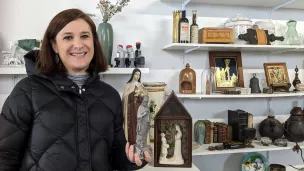 Sophie Sesmat, antiquaire à Annecy, dans son entrepôt ©2023, RCF Haute-Savoie