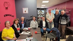 Les participants à l'émission sur les enjeux de l'eau autour du studio installé dans la Boulangerie Bordet d'Arlanc © Martin Obadia