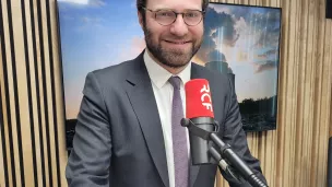 Le député Antoine Armand, dans les studios de RCF à Annecy. ©RCF Haute-Savoie