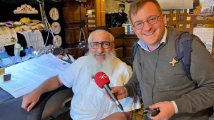 Rabbi Shimshon Israeli est le scribe qui écrit la Torah à Massada ©Étienne Pépin / RCF