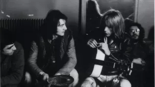 Avant le concert de Renaud au Printemps de Bourges 1978, dans la loge de la Maison de la culture, de gauche à droite : Alain Meilland (cofondateur du festival) et Renaud. © Wikipedia.