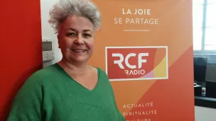 Carine Ballanger coiffe dans le salon de sa grand-mère et de sa mère. ©A.C./RCF Orne