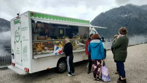 L'épicerie ambulante sur la place de l'Eglise de Montmin - © RCF Savoie (Violaine Rey)