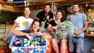 Dans son atelier d'Aix-en-Provence Sauvage Méditerranée transforme des déchets plastiques en bijoux. ©Sauvage Méditerranée