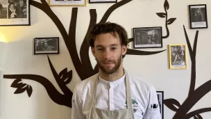 Clément Dumont devant son arbre pohto de fournisseurs. ©LR