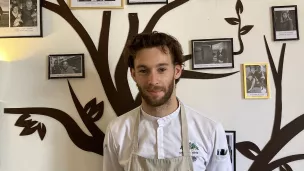 Clément Dumont devant son arbre pohto de fournisseurs. ©LR