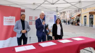 Phlippe Gamen, président du Grand Chambéry, Thierry Repentin maire de la ville et Nadia Bouyer directrice générale d'Action Logement lors de la signature de la convention