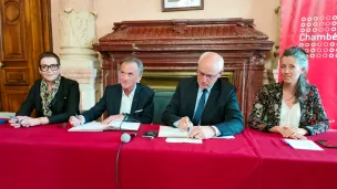 Signature de la convention à Chambéry en présence de Christelle Favetta-Sieyes, adjointe à la santé, Philippe Mixe, président de la mutuelle Just, Thierry Repentin, maire de la ville et Aurélie Le Meur, première adjointe