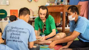 Audouin Voirin, entouré d'étudiants cambodgiens. ©Pour un Sourire d'Enfant