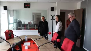 Mgr Jean-Pierre Vuillemin en visite dans les studios de RCf Sarthe © Diocèse du Mans