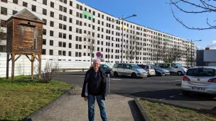 Henri Vialle devant la Muraille de Chine avant sa destruction cette semaine