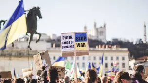 Rassemblement de soutien à l'Ukraine place Bellecour à Lyon en 2022, aux premiers jours de la guerre - © ev via Unsplash