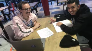 Martin et Youssef, en pleine révision, dans la cafétéria de Décathlon Crédit RCF Hauts de France Anne Henry