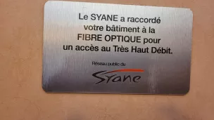 La plaque du Syane, qui signifie l'éligibilité du logement. ©Victorien Duchet/RCF Haute-Savoie