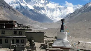 Vue sur l'Everest depuis le monastère de Rongbuk, lieu sacré du bouddhisme tibétain ©Wikimédia commons