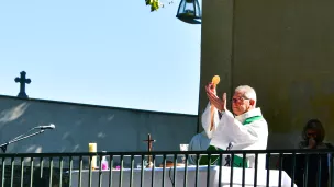 Le père Bernard Badaud célèbre la messe à la chapelle Notre-Dame des Mariniers de Saint-Symphorien-d'Ozon le 12 septembre 2021 - © paroisse Saint-Claude en Val d'Ozon