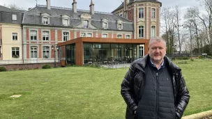 Christophe Dufossé devant le Château de Beaulieu Crédit RCF Hauts de France Anne Henry