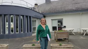 Delphine Lecomte, la directrice de la Résidence des Trois-Moulins, à Sainte-Gemmes-sur-Loire, devant l'emplacement du futur bistrot ©RCF Anjou