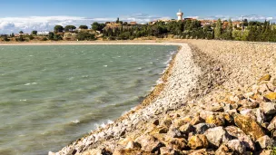 Lac de Villeneuve de la Raho, 30 avril 2023, en cette période de sécheresse historique qui touche les Pyrénées-Orientales. Il voit son niveau d' eau au plus bas depuis sa création ©  Jc Milhet / Hans Lucas