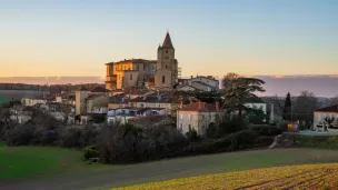 Village du département du Gers labellisé Les Plus Beaux Villages de France. Derniers rayons de soleil sur le château et le clocher de l'église. © Jean-Marc Barrère / Hans Lucas