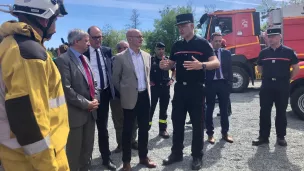 Le préfet Etienne Guyot au centre avec à ses côtés le président du département Jean-Luc Gleyze et Marc Vermeulen le chef de corps du service départemental d'incendie et de secours de la Gironde, ©ClementGuerre pour RCF Bordeaux.