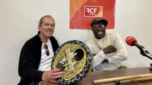 François Masson et Abou Fall dans le studio de RCF Isère