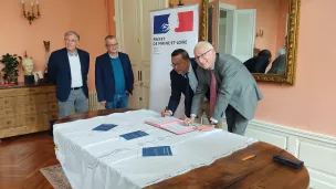 Jeudi 27 avril 2023, les maires de Val-d'Erdre-Auxence, Candé et Le-Lion-d'Angers ont signé les premiers contrats urgence titres avec le préfet de Maine-et-Loire. ©RCF Anjou