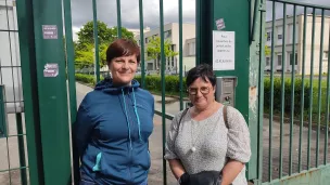 Laurence Blanchard-Corlobé et Emilie Thomas, membres du collectif Cour toujours, devant le portail du collège Jean-Lurçat à Angers ©RCF Anjou