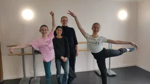 Olivia Riscala et Hudson Warren, qualifiées pour le concours national de danse à Angers, avec leurs professeurs de l'école ADN Danse, Ayumi et Alister Noblet ©RCF Anjou