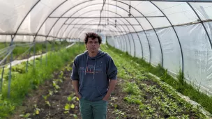 Nathanaël Jacquart dans son exploitation à Luzillat