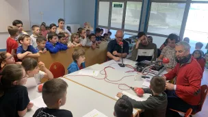 Les élèves de l'école de Taulhac avec Raphaël Brunon