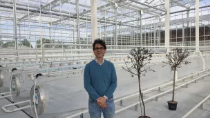 Tristan Boureau, directeur de la plateforme Phénotic, au milieu de sa nouvelle serre chauffée de 1 000 m², inaugurée le 4 mai 2023 ©RCF Anjou