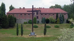 Auschwitz, juin 2008 : la grande croix toujours en place devant le Block 11 ©Wikimédia commons