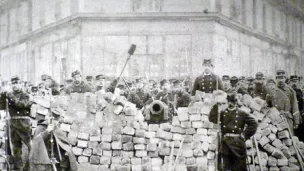 Barricade située à l'angle des boulevards Voltaire et Richard-Lenoir ©Wikimédia commons