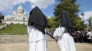 Sœurs bénédictines du Sacré Cœur de Montmartre au Square Louise Michel a Paris, 7 avril 2023 © Corinne SIMON / Hans Lucas