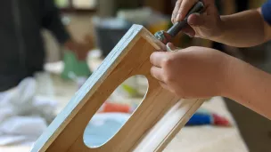 Enfant en atelier à L'outil en main Annecy ©2023 RCF Haute-Savoie