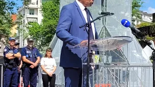 Le maire d'Annecy François Astorg, le 11 juin, sur le Pâquier, dans le cadre du rassemblement citoyen, après l'attaque. ©Victorien Duchet/RCF Haute-Savoie. 