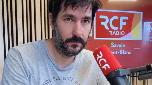 Laurent Müller, dans les studios de RCF Haute-Savoie. ©Victorien Duchet