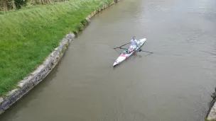 Christophe Gruault lors de son entraînement en avil sur le canal latéral à la Loire © RCF - Guillaume Martin-Deguéret.