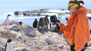 Agnès Lewden avec une caméra thermique ©IPEV-Valentin Guillet